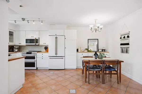 3347 Dewdney Trunk RD #2, Port Moody, BC V3H 2E4