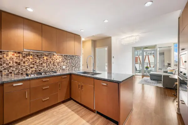 3008 Glen DR #2301, Coquitlam, BC V3B 0J5