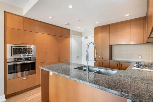 3008 Glen DR #2301, Coquitlam, BC V3B 0J5