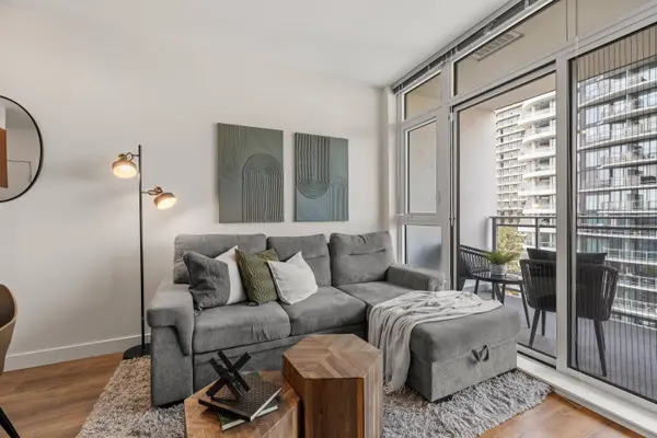 13308 Central AVE #1201, Surrey, BC V3T 0M4