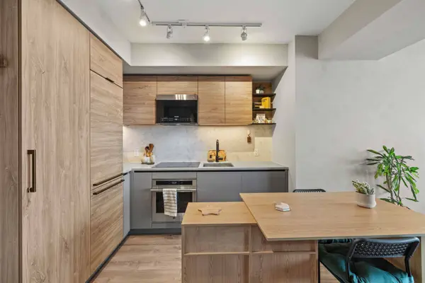 10448 University DR #911, Surrey, BC V3T 0S7