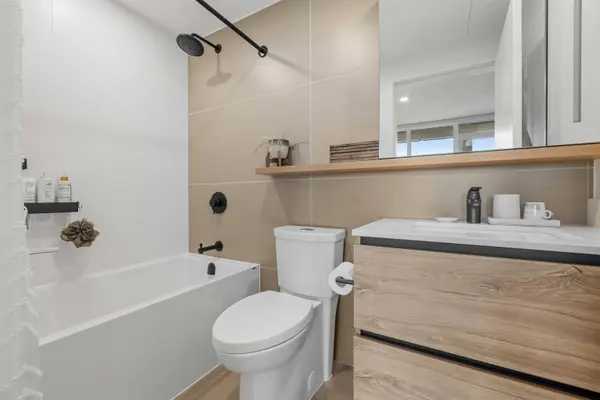 10448 University DR #911, Surrey, BC V3T 0S7
