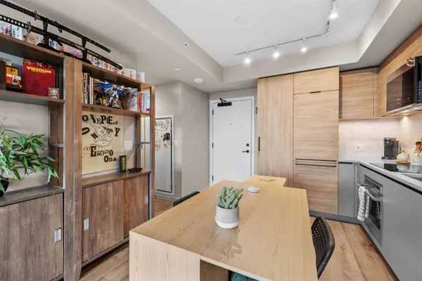 10448 University DR #911, Surrey, BC V3T 0S7