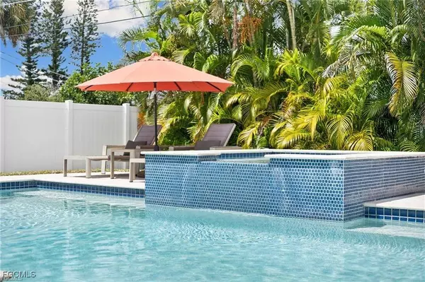 521 102nd AVE N, Naples, FL 34108