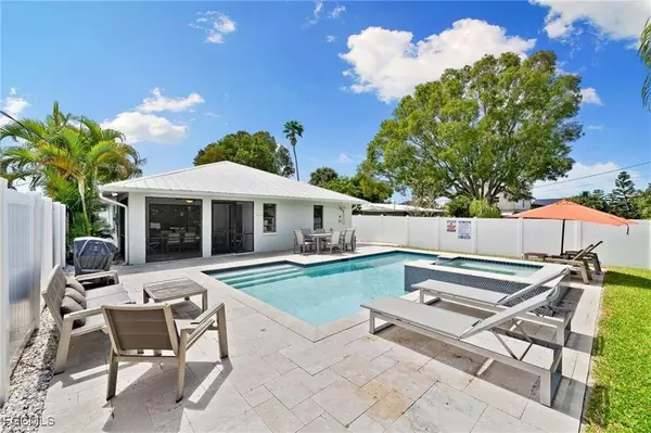 521 102nd AVE N, Naples, FL 34108