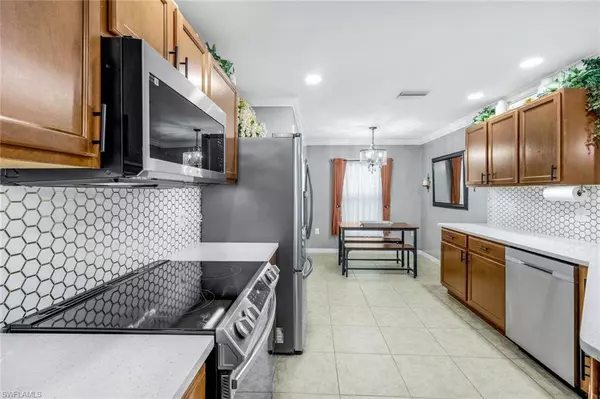 740 Evening Shade LN, Lehigh Acres, FL 33974