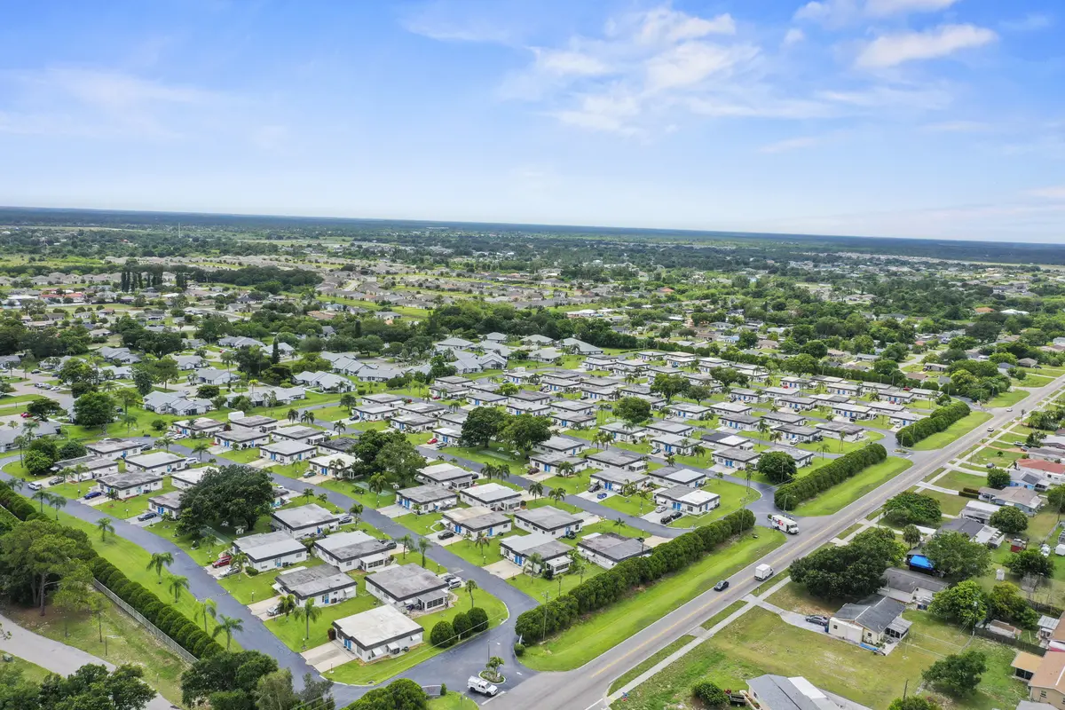 8 Tangerine Ct, Lehigh Acres, FL 33936-7217