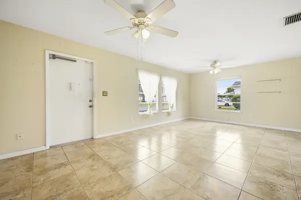 8 Tangerine Ct, Lehigh Acres, FL 33936-7217