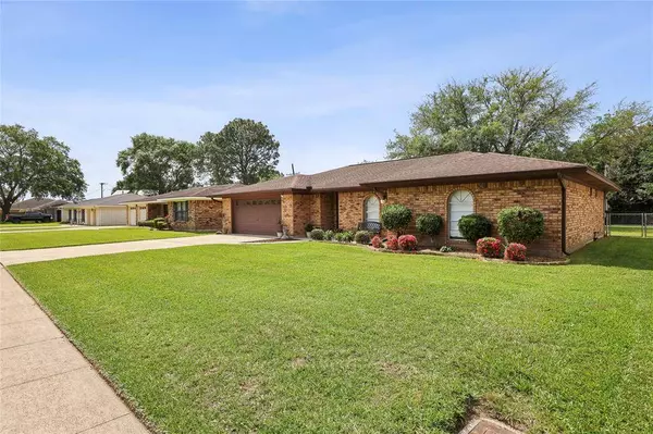 1315 Pine LN, Port Neches, TX 77651