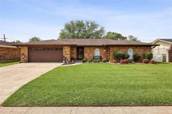 1315 Pine LN, Port Neches, TX 77651