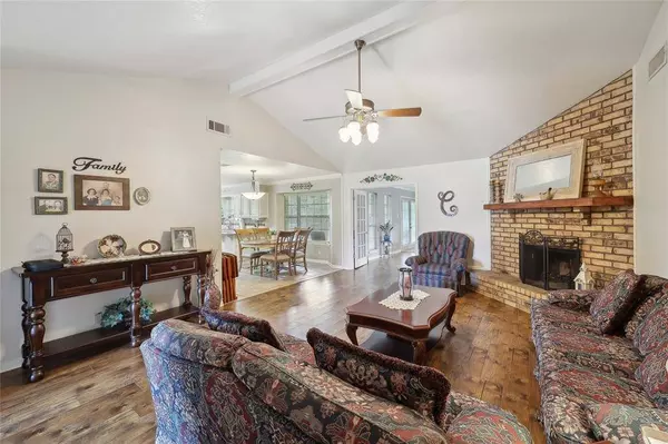 1315 Pine LN, Port Neches, TX 77651