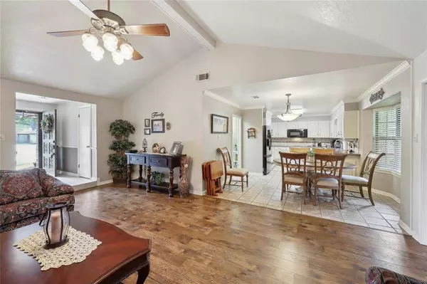 1315 Pine LN, Port Neches, TX 77651