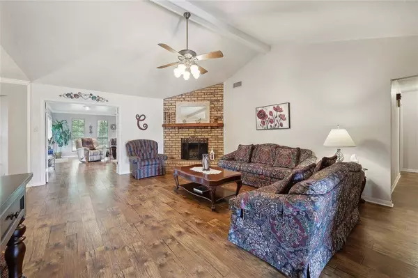 1315 Pine LN, Port Neches, TX 77651