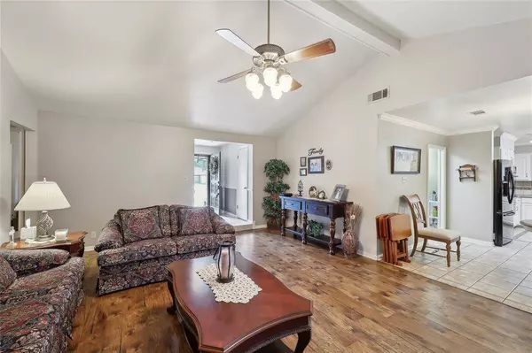 1315 Pine LN, Port Neches, TX 77651