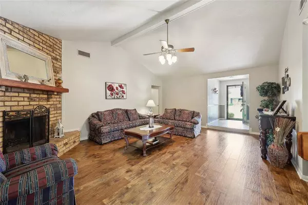 1315 Pine LN, Port Neches, TX 77651