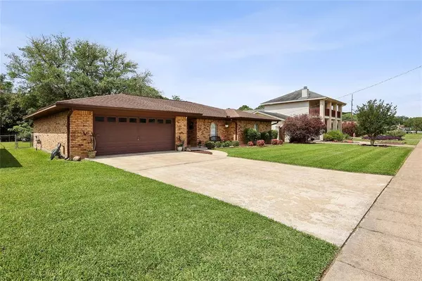 1315 Pine LN, Port Neches, TX 77651