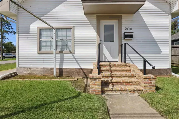 203 N 14th, Nederland, TX 77627