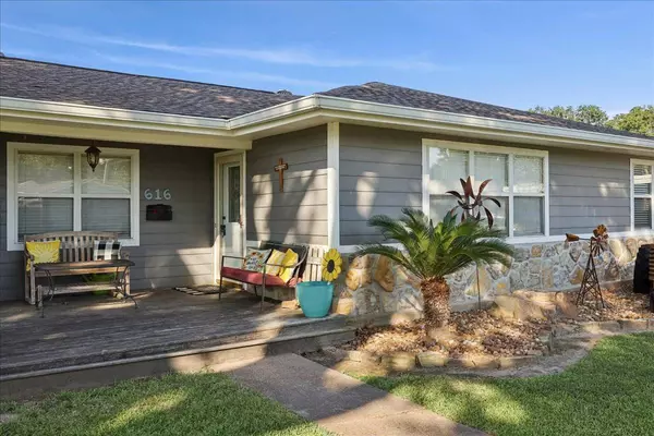 616 N 28th ST, Nederland, TX 77627