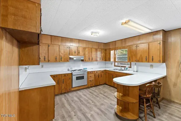 132 Swimming Pool RD, Hampton, TN 37658