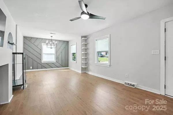 2437 Remount RD, Charlotte, NC 28208