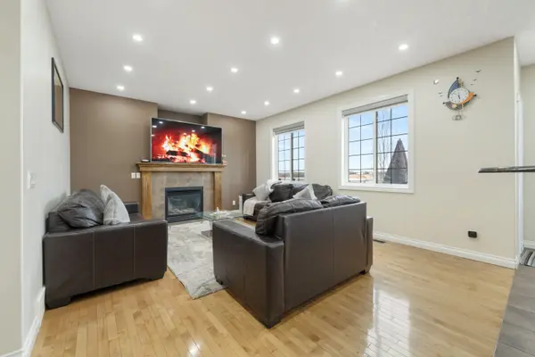 107 E Lakeview Ct, Chestermere, AB T1X 1W2