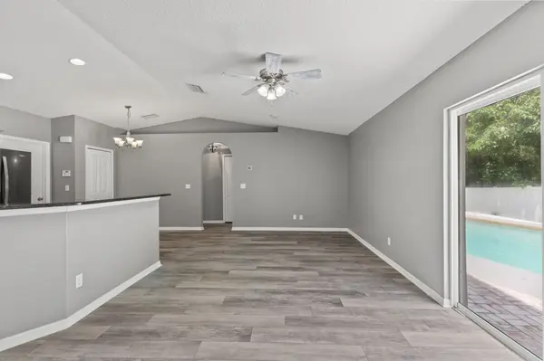 560 Robin Hill Cir, Brandon, FL 33510-3319