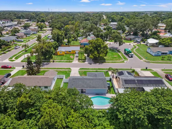 560 Robin Hill Cir, Brandon, FL 33510-3319