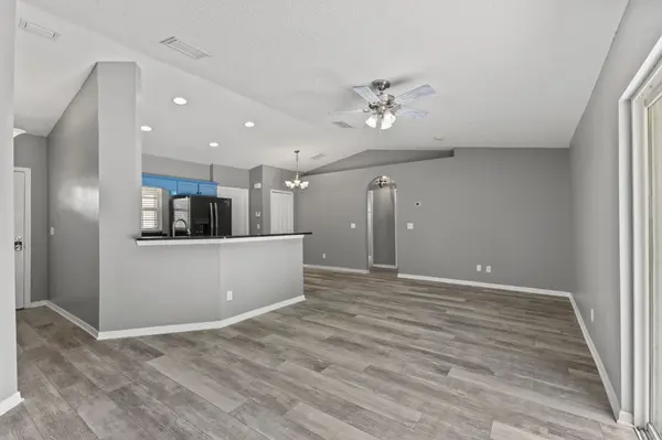 560 Robin Hill Cir, Brandon, FL 33510-3319