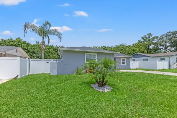 560 Robin Hill Cir, Brandon, FL 33510-3319