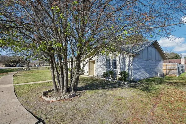 1021 Pleasant Valley Road, Garland, TX 75040