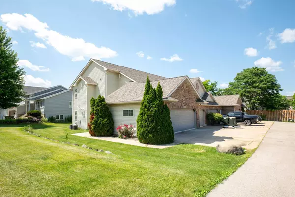 882 & 892 St Albert th Great Drive, Sun Prairie, WI 53590