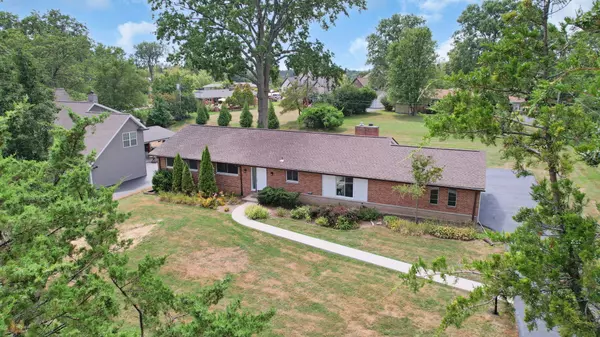 40 Country Fair Ln, St Louis, MO 63141-7852