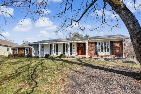 114 Trailswest Dr, Chesterfield, MO 63017-2554