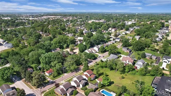 385 E Clinton PL, St Louis, MO 63122