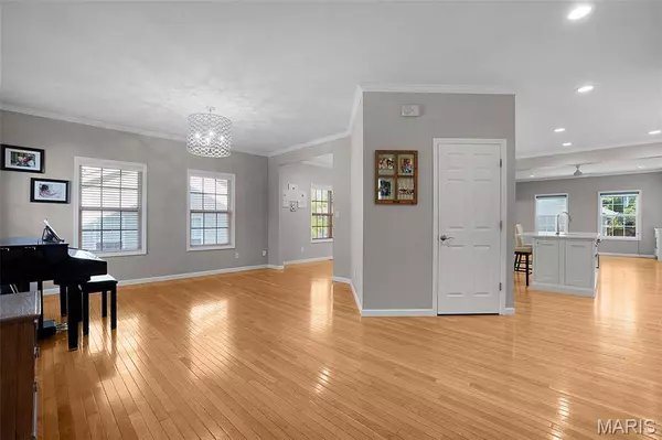 385 E Clinton PL, St Louis, MO 63122