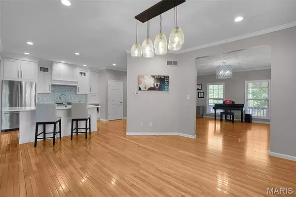 385 E Clinton PL, St Louis, MO 63122