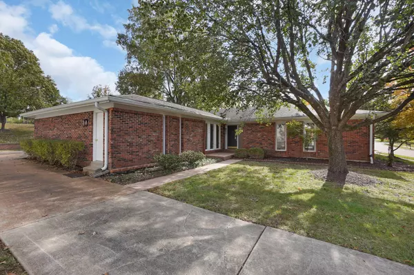 342 Clayton Trails Dr, Ellisville, MO 63011-2057