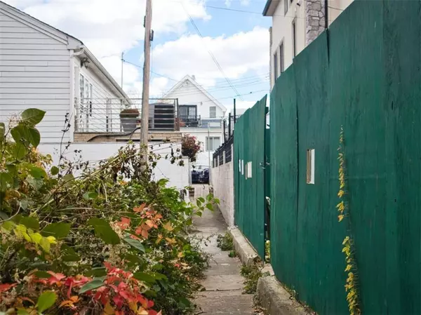 16A Dunne PL, Brooklyn, NY 11235