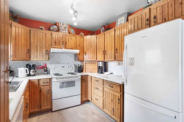 5014 43 ST, Sylvan Lake, AB T4S1C1