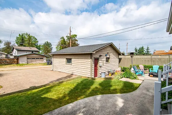 5014 43 ST, Sylvan Lake, AB T4S1C1