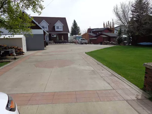 3 Rustic RD, Norglenwold, AB T4S 1S5