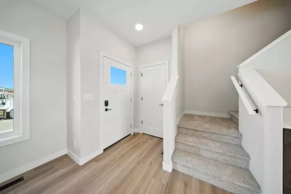 15 Gray Close, Sylvan Lake, AB T4S 0W4