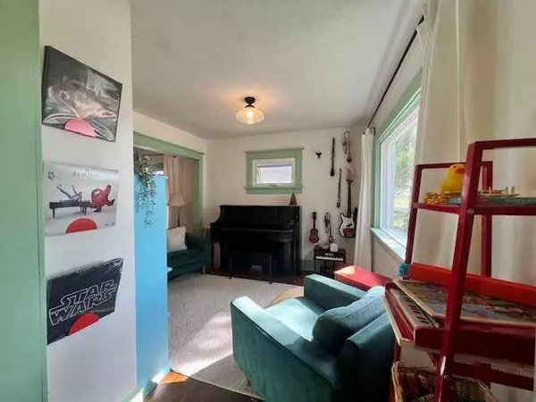 4907 42 ST, Camrose, AB T4V 1A2