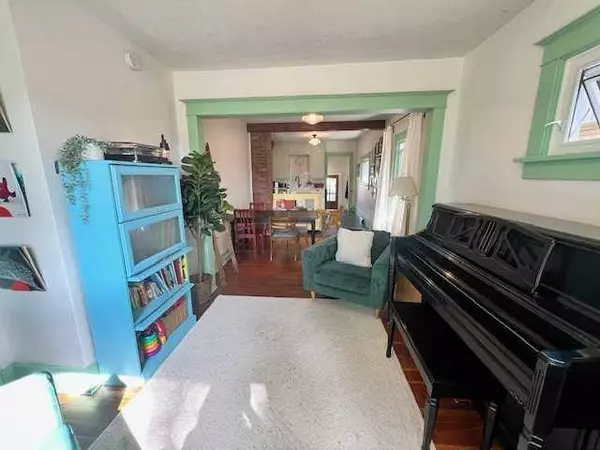 4907 42 ST, Camrose, AB T4V 1A2