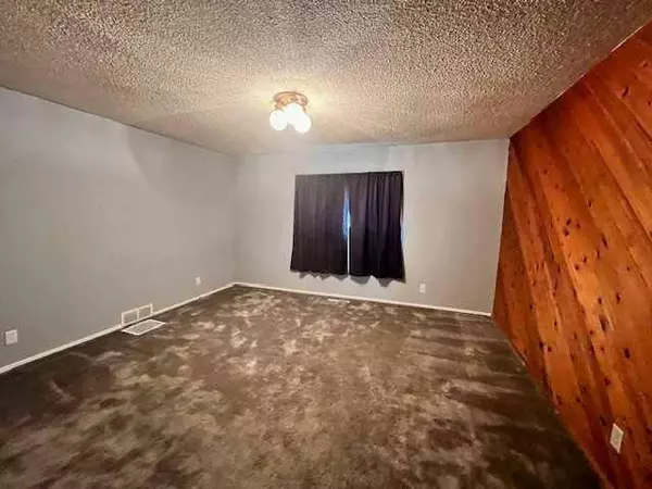 5004 48 AVE, Forestburg, AB T0B 1N0