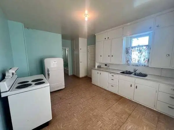4811 46 AVE, Forestburg, AB T0B 1N0