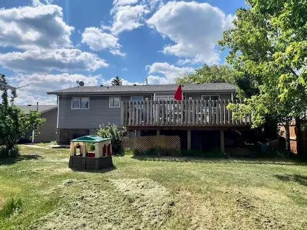 6 1 AVE, Round Hill, AB T0B 3Z0