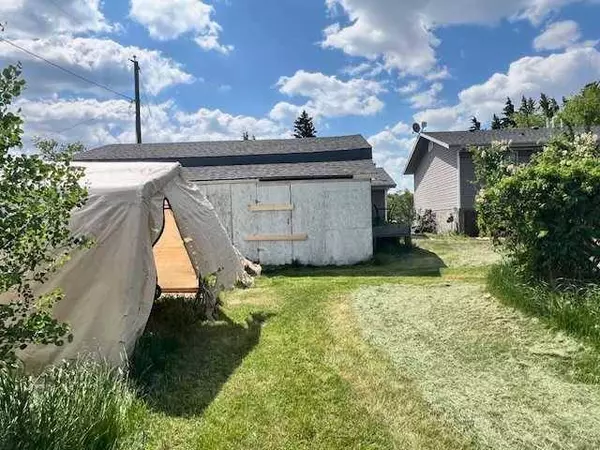 6 1 AVE, Round Hill, AB T0B 3Z0