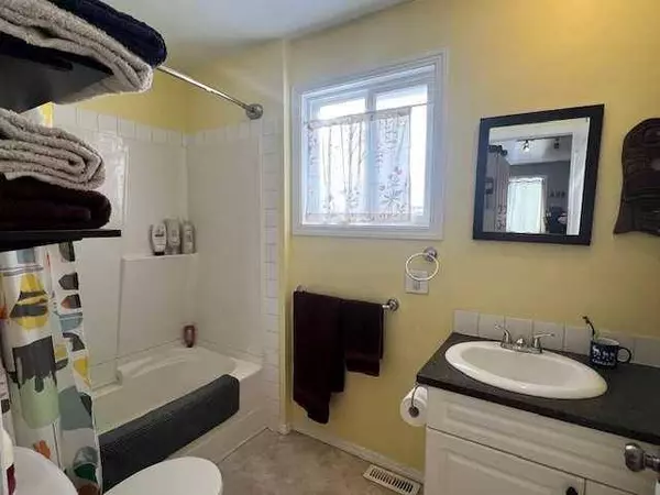 211 Lady Helen AVE W, Galahad, AB T0B 1R0