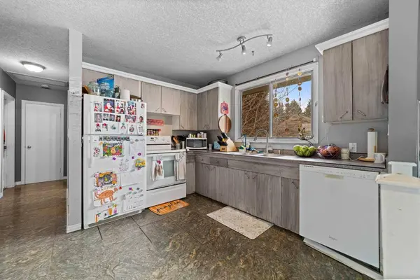 4925 49 ST, Killam, AB T0B 2L0